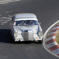 O 220SE foi restaurado pela Mercedes Classic no ano passado como um carro de corrida