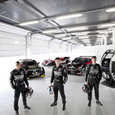 Os vencedores anteriores posam com os carros da GT Academy e com o simulador