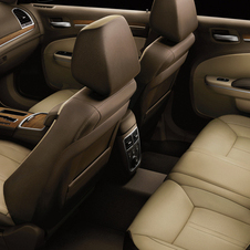 Chrysler's New Flagship: the 300 Luxury Series Sedan Chrysler's New Flagship: the 300 Luxury Series Sedan