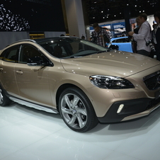 Volvo V40 Cross Country premiers in Paris