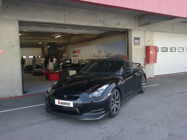 Como preparação, a Nissan Iberia - Portugal e a Sony Portugal ofereceram um curso de condução num Nissan GT-R aos três pilotos