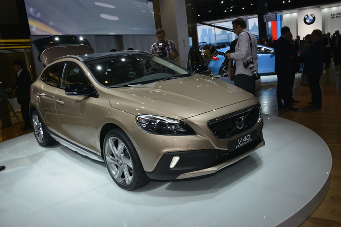 *ATUALIZADO* Volvo V40 Cross Country com estreia marcada para o Salão de Paris