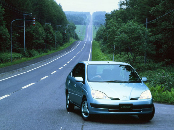 O carro parecia um pequeno e barato sedan japonês