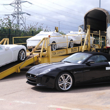 Os primeiros F-Type para os clientes saíram da fábrica da Jaguar no dia 9 de maio