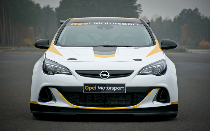 Im Rahmen der ADAC Rallye Masters-Rennserie werden diese Kundenfahrzeuge einen Markenpokal (ADAC Opel Rallye Cup) ausfahren.