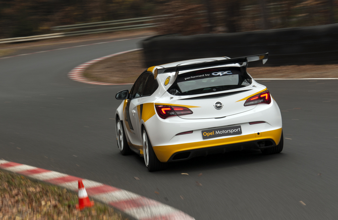 Opel regressa à competição com Adam e Astra OPC