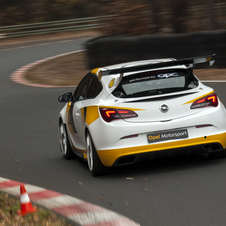 Opel regressa à competição com Adam e Astra OPC