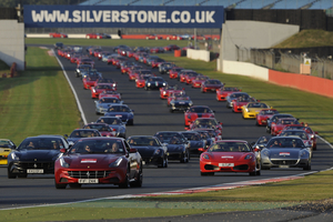 964 Ferraris schaffen Guinness Weltrekord in Silverstone