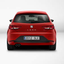 Das Heck des neuen SEAT Leon trägt das große Logo, welches als Öffner für die Heckklappe dient. 