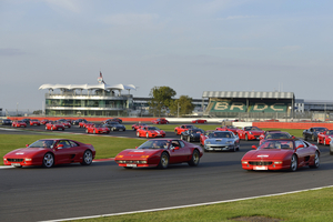 964 Ferraris schaffen Guinness Weltrekord in Silverstone