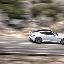 O F-Type R Coupé utiliza um motor supercharged 5.0 V8 com 543cv