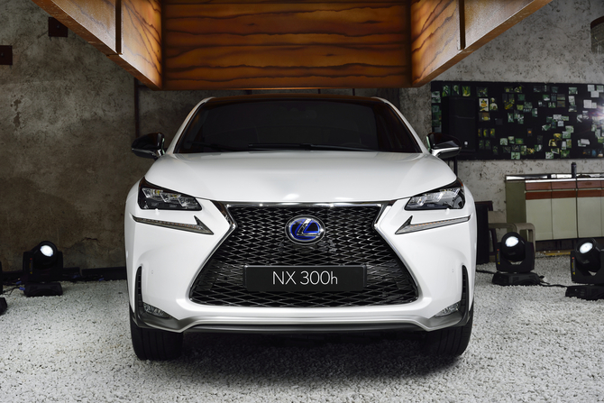 Lexus NX 300h F Sport AWD