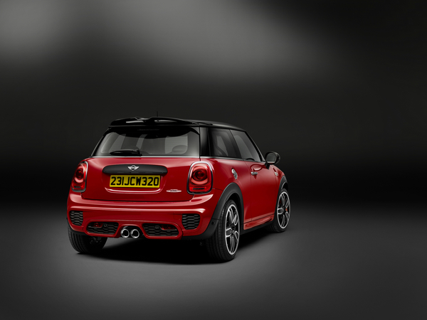 Equipping the John Cooper Works, MINI put a revised version of the 2.0-liter four-cylinder Cooper S engine with an output of 231hp