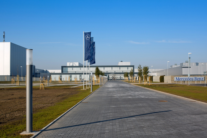 Mercedes On Track to be #1 Premium Auto Brand by 2020 Mercedes On Track to be #1 Premium Auto Brand by 2020