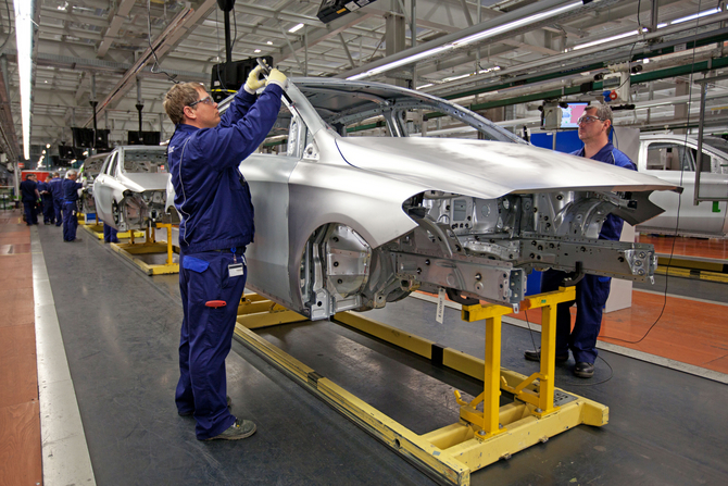 Mercedes On Track to be #1 Premium Auto Brand by 2020 Mercedes On Track to be #1 Premium Auto Brand by 2020
