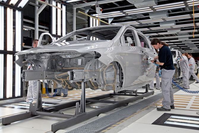 Mercedes On Track to be #1 Premium Auto Brand by 2020 Mercedes On Track to be #1 Premium Auto Brand by 2020