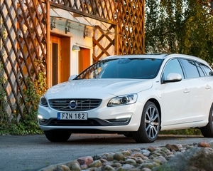 V60 D6 AWD Momentum PHEV Geartronic