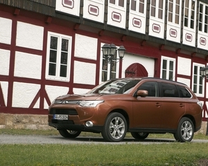 Outlander 4WD 2.2 DI-D Instyle Navi