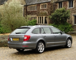 Superb Estate 2.0 TDI CR Elegance 4WD