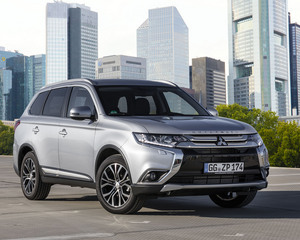 Outlander 2WD 2.2 DI-D Instyle Navi