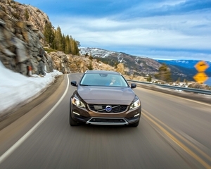 V60 Cross Country D4 Momentum Geartronic