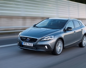 V40 Cross Country D2 Momentum Geartronic