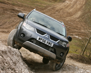 Outlander 2.2 DI-D 4WD Instyle FPF