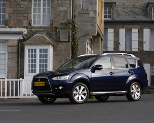 Outlander 2.4 Intense CVT-Automatic