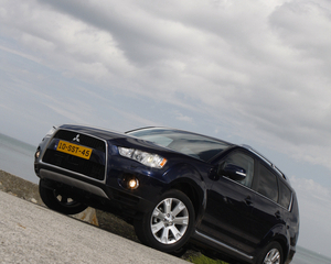 Outlander 2.4 Instyle CVT-Automatic