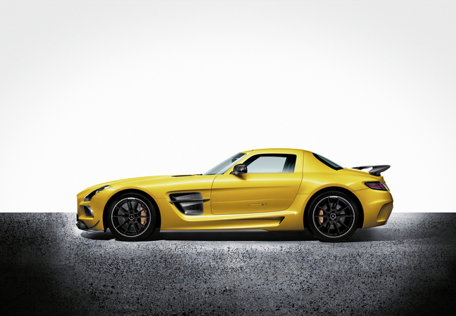 Le SLS AMG Coupé Black Series peut être optimisé avec l’ajout du pack aérodynamique AMG optionnel. 