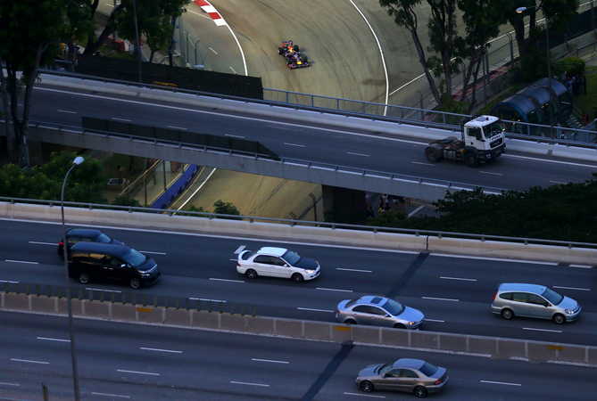 O Grande Prémio de Singapura decorre enquanto o tráfego normal circula na auto-estrada que se encontra por cima da pista