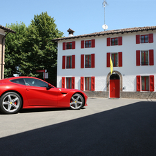 Der F12berlinetta beschleunigt von 0 auf 200 km/h in 8.5 Sekunden.