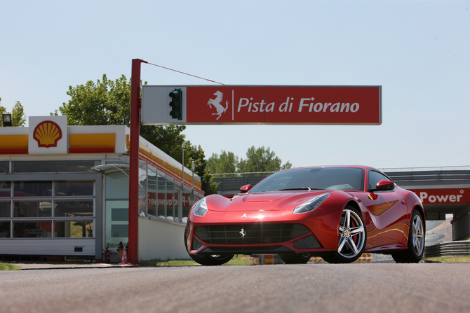 Laut Ferrari erreicht der F12berlinetta eine Höchtgeschwindigkeit über 340km/h.