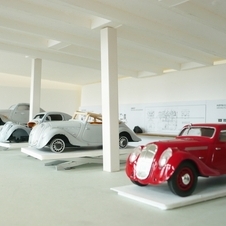 La section « tradition » exhibe des joyaux automobiles de différentes époques. 