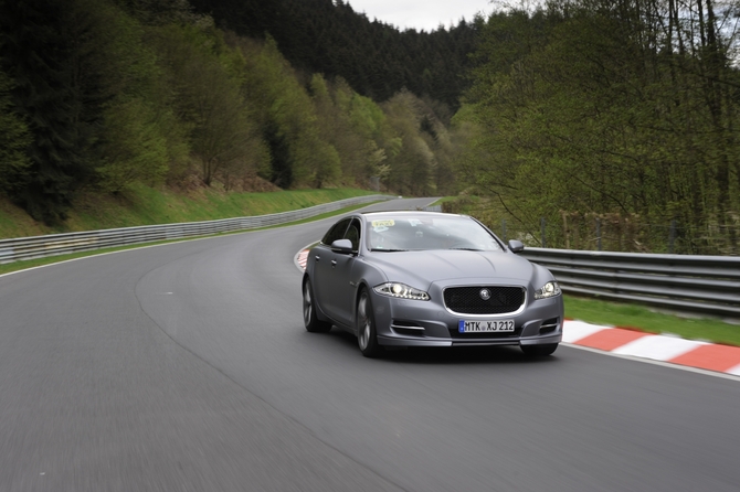 O sedan de grande porte é alimentado por um motor de 5.0 litros Supercharged V8 de 510cv O sedan de grande porte é alimentado por um motor de 5.0 litros Supercharged V8 de 510cv