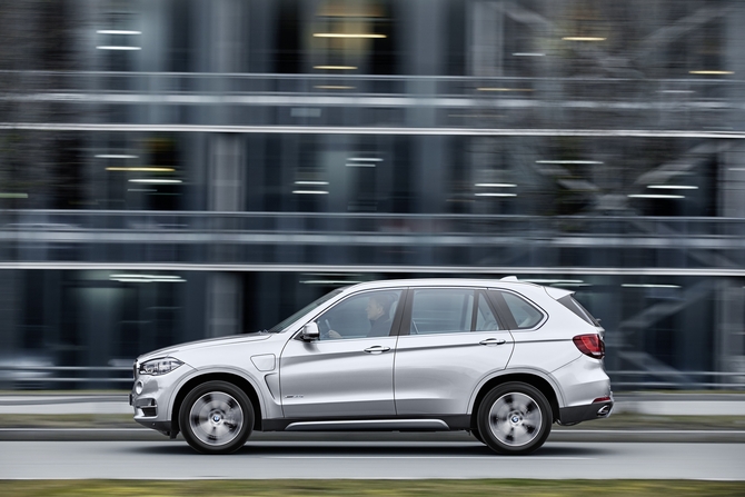 The X5 xDrive40e can reach 100km/h in 6.8 seconds and a limited top speed of 210km/h in hybrid mode