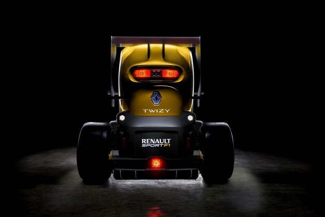O carro tem dois motores elétricos, a unidade standard e a unidade KERS O carro tem dois motores elétricos, a unidade standard e a unidade KERS