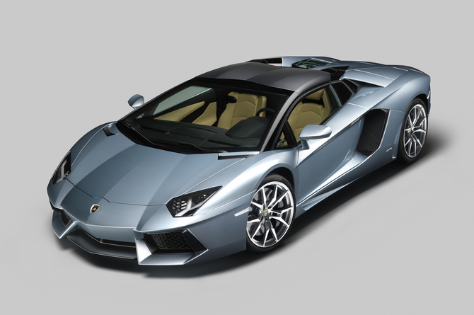 Segundo a marca italiana, o Aventador Roadster é “o mais entusiasmante Lamborghini alguma vez produzido”. Segundo a marca italiana, o Aventador Roadster é “o mais entusiasmante Lamborghini alguma vez produzido”.