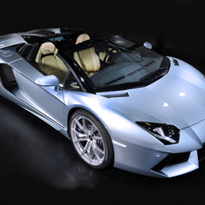 O Aventador Roadster também sofreu algumas modificações ao nível do design por causa do novo tejadilho