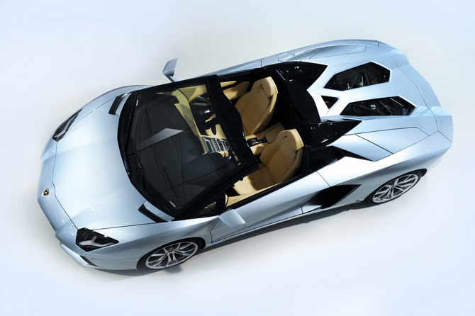 Aventador Gets Droptop Version with Two-Peice Carbon Top