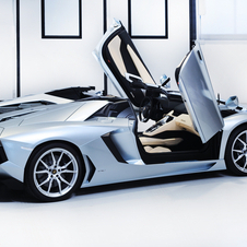 Aventador Gets Droptop Version with Two-Peice Carbon Top