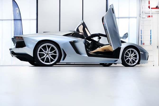 Aventador Gets Droptop Version with Two-Peice Carbon Top