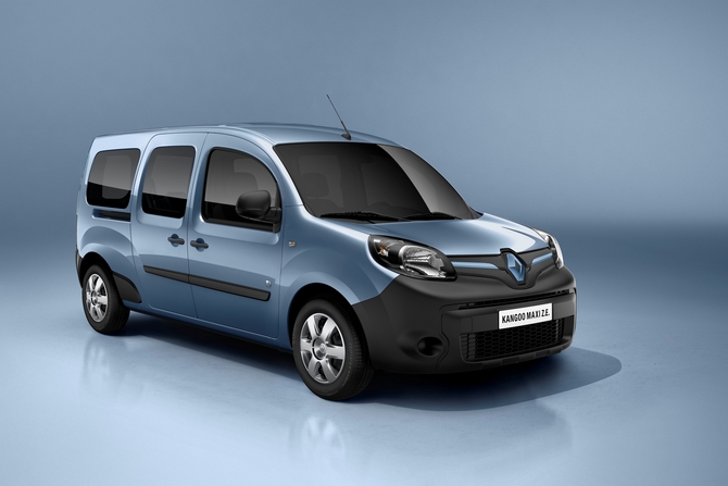 Kangoo a une calandre noire et des feux plus effilés et expressifs. Kangoo a une calandre noire et des feux plus effilés et expressifs.