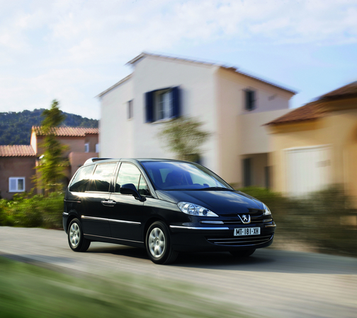 La Peugeot 807 voit sa calandre s’habiller du nouvel emblème bi-ton de la marque