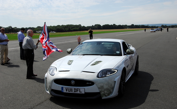 Viagem começou com uma volta ao circuito de testes do Top Gear