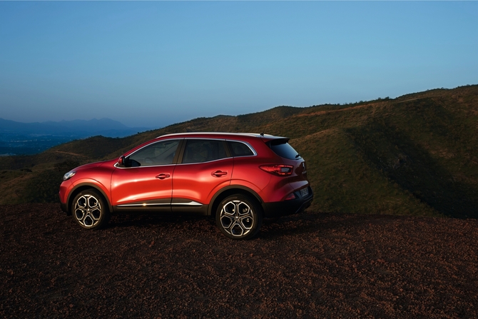 In terms of design the Kadjar follows the same line of the Captur, with flowing, smooth lines