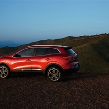 In terms of design the Kadjar follows the same line of the Captur, with flowing, smooth lines