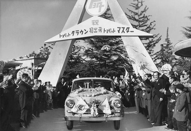 1955- Toyota Toyopet Crown and Crown Deluxe hits Japanese market