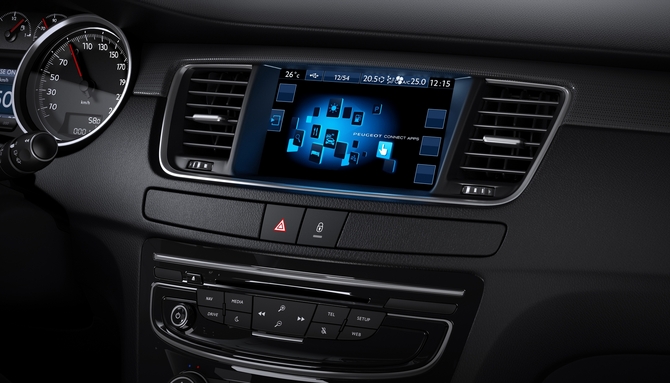 The central console has been simplified with the introduction of a larger number of features on the seven inches touch screen