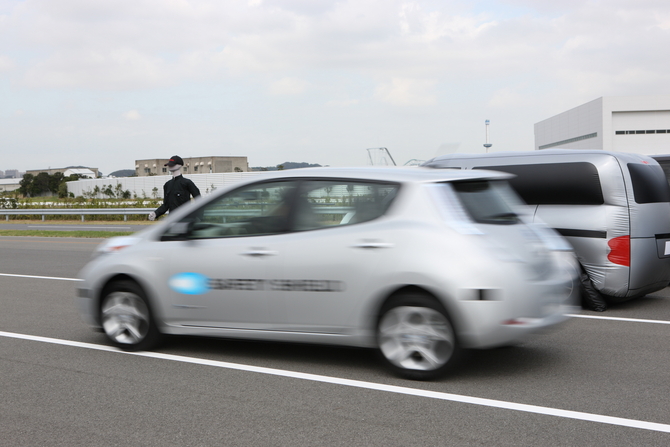 O sistema monitoriza toda a área à volta do carro para saber se é seguro fazer mudanças de direção